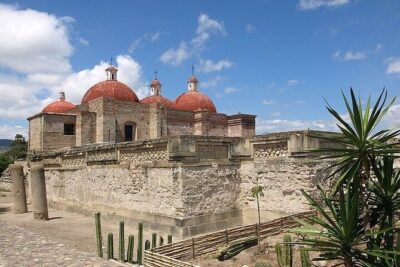 full day tour : Boil the water, Teotitlan, Mezcal, tule and Mitla - The morning start: Quinta Real meeting point and the rhythm of the route