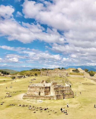 Oaxaca de Juarez: Monte Alban Half-Day Tour - Getting started at 5 de Mayo 300 and the van ride rhythm