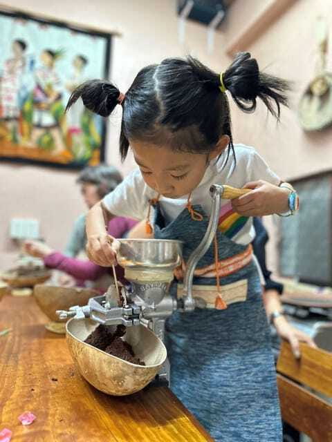 Oaxaca: The Cocoa Experience, from the Grain to Your Cup - Making your beverage with the molinillo