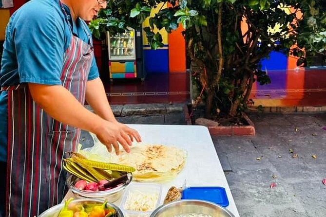 Private 2-Hour Tlayuda Preparation Class - English experience and guide style: what you can expect from Raul and team